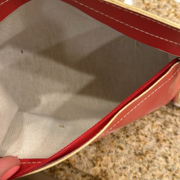 VINTAGE ❤️DELTA AIRLINES ZIPPER  TOILETRIES CASE WITH SOCKS, EARPLUGS & TISSUES - Picture 2 of 7